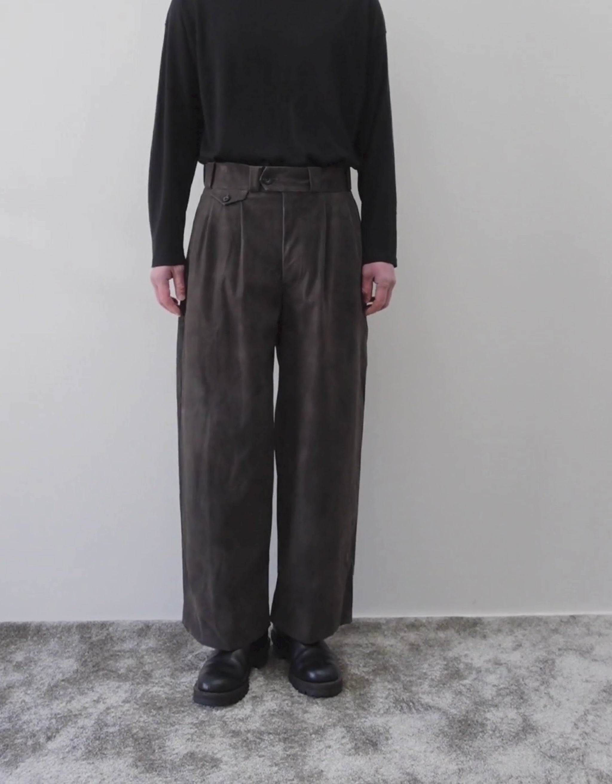 NEZU YO-HINTEN(根津洋品店) TANGO PANTS ワイドパンツ シンセティックレザー  スエード グレー 通販 184cm着用イメージ 下半身 動画 セレクトショップ VOUILLON