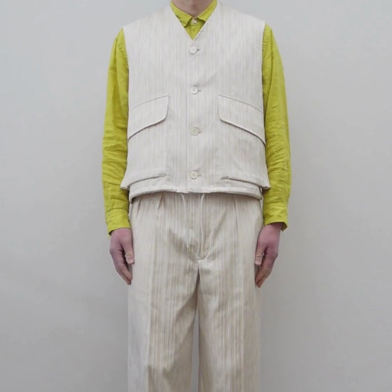 NEZU YO-HINTEN(根津洋品店) ハンティングベスト ジャガード ストライプ ホワイト ライトイエロー 通販 184cm着用イメージ 上半身 動画 セレクトショップ VOUILLON