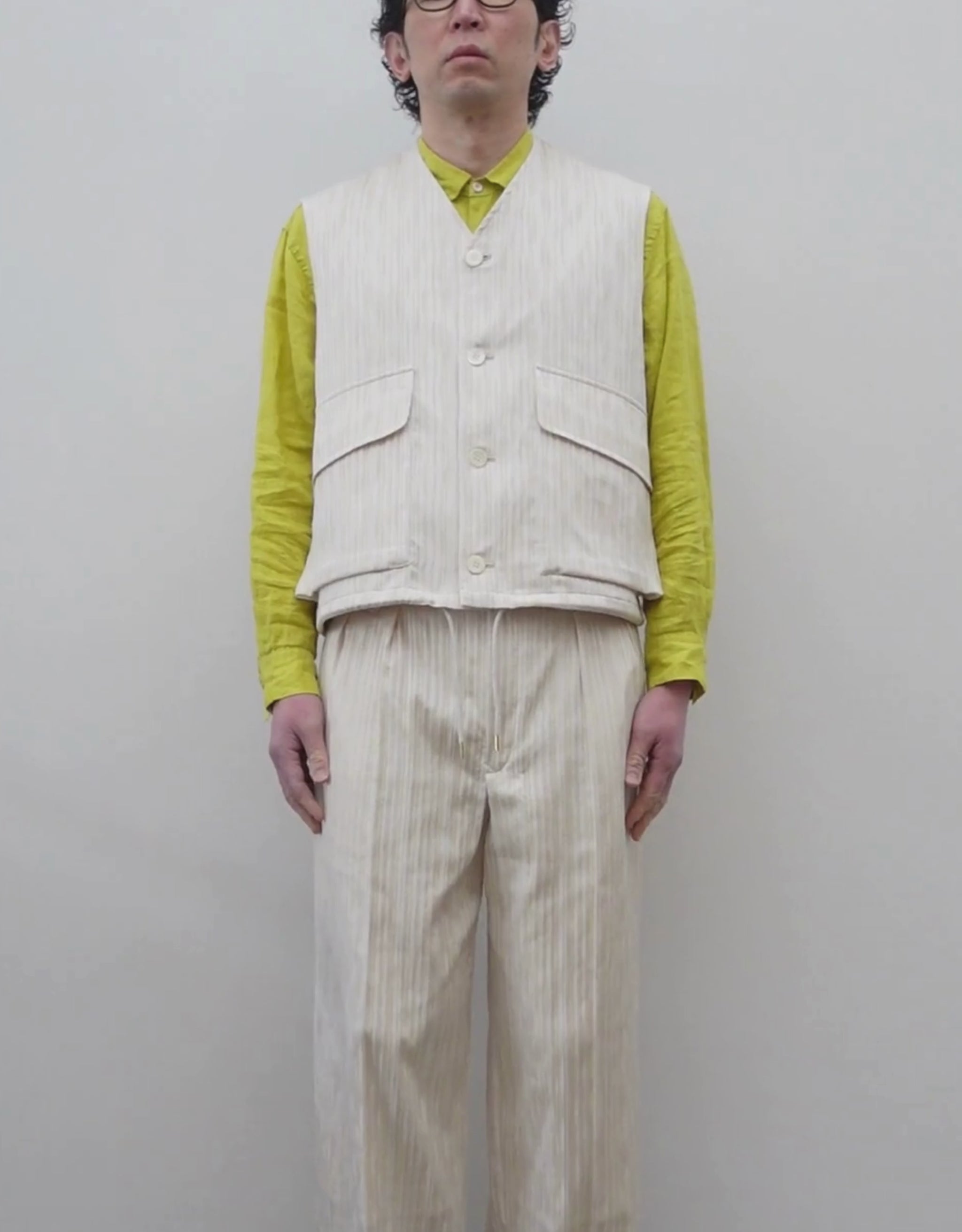 NEZU YO-HINTEN(根津洋品店) ハンティングベスト ジャガード ストライプ ホワイト ライトイエロー 通販 184cm着用イメージ 上半身 動画 セレクトショップ VOUILLON