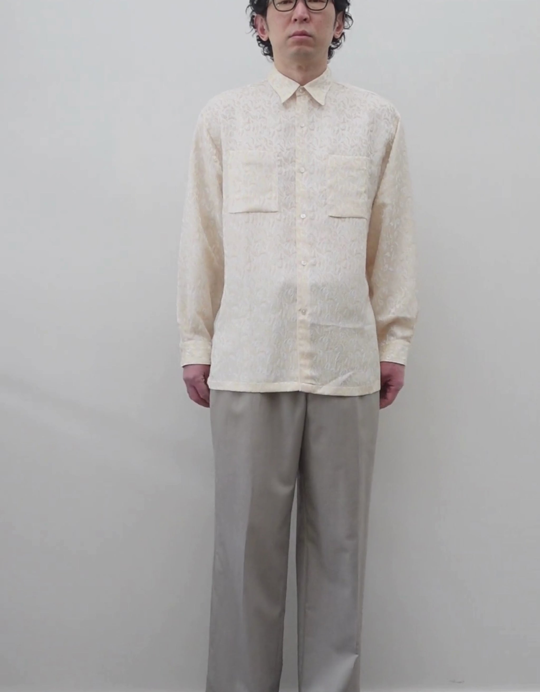 NEZU YO-HINTEN(根津洋品店) ジャガードシャツ ホワイト シルクのようなドレープ性 通販 184cm着用イメージ 上半身 動画 セレクトショップ VOUILLON