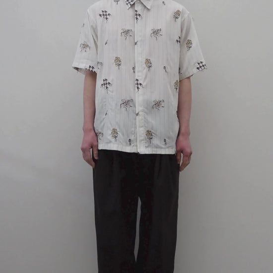 NEZU YO-HINTEN(根津洋品店) スーベニア刺繍半袖シャツ ホワイト ストライプ テンセル 柔らかくしなやか 通販 184cm着用イメージ 上半身 動画 セレクトショップ VOUILLON