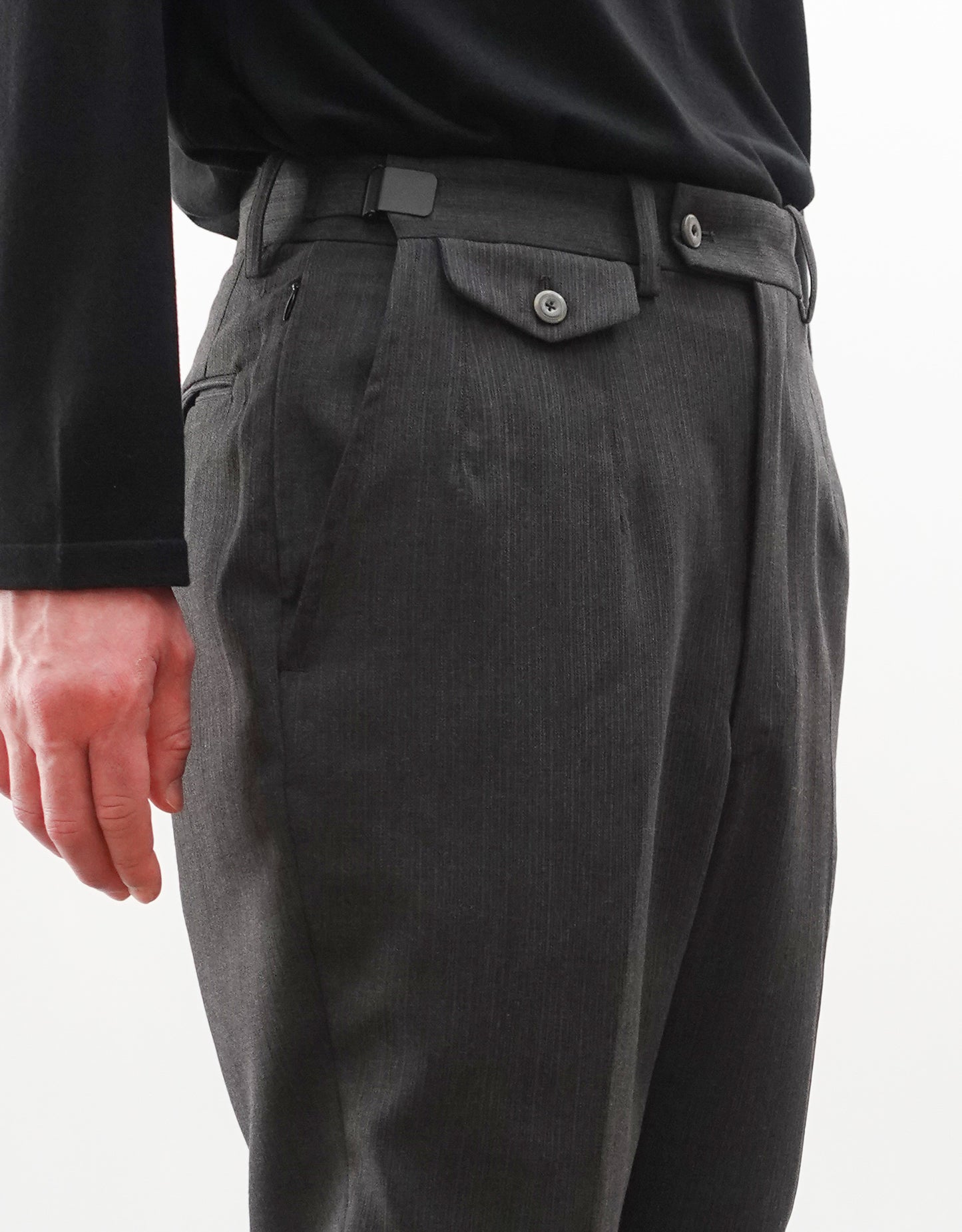 VOUILLON（ヴイヨン）のTwo Darts Slim Trousers - Gray Multi Stripe（2ダーツスリムトラウザーズ）。グレーマルチストライプ柄の端正な生地に、ウエスト回りをすっきり見せる2ダーツ仕様のスリムパンツ。美しいスリムテーパードシルエット。モデル着用右ウエスト画像。