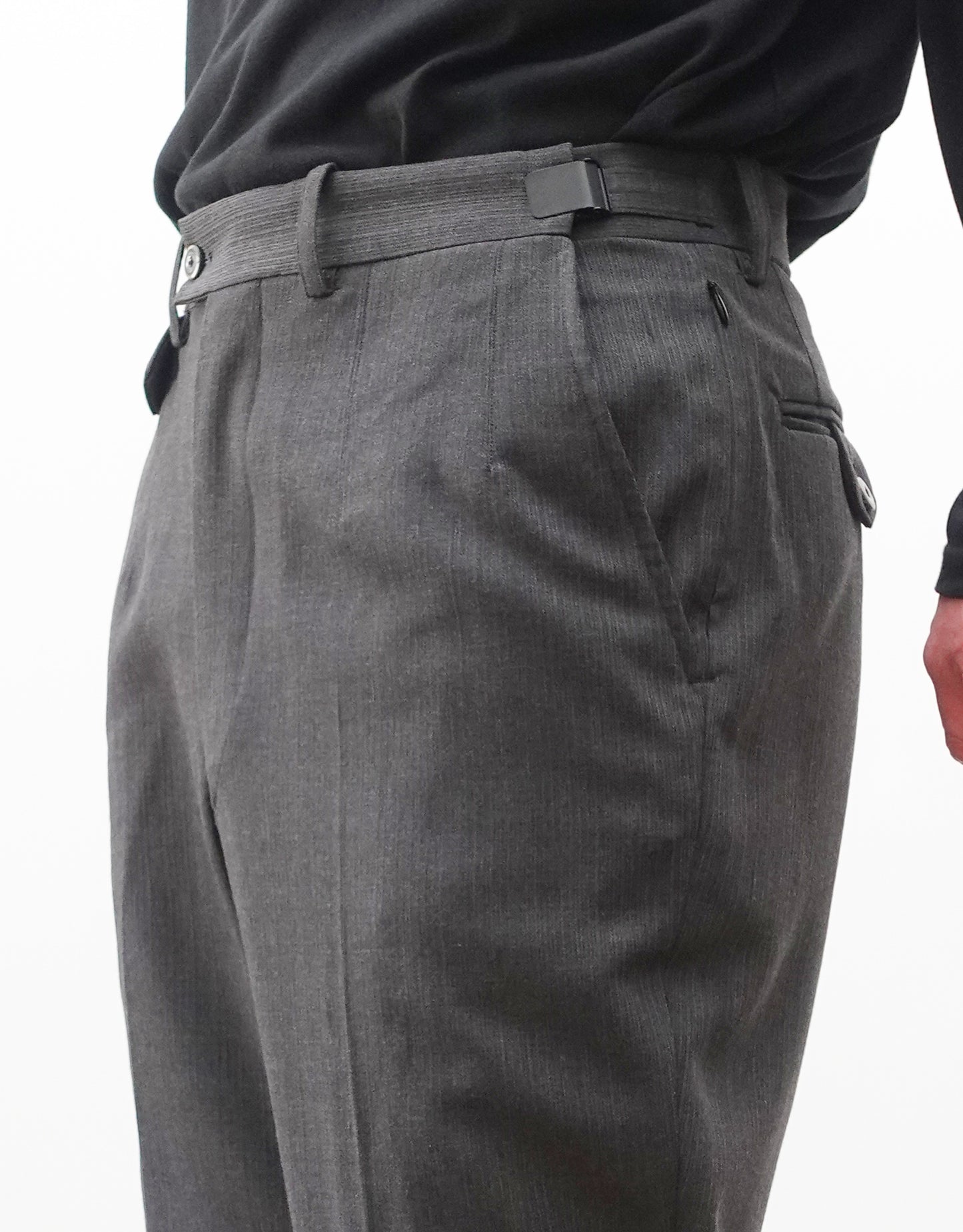 VOUILLON（ヴイヨン）のTwo Darts Slim Trousers - Gray Multi Stripe（2ダーツスリムトラウザーズ）。グレーマルチストライプ柄の端正な生地に、ウエスト回りをすっきり見せる2ダーツ仕様のスリムパンツ。美しいスリムテーパードシルエット。モデル着用左ウエスト画像。