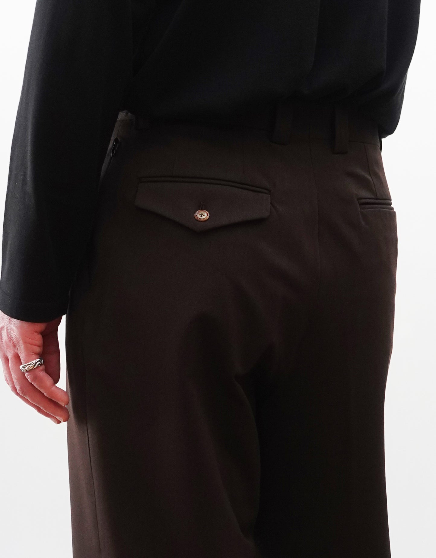 VOUILLON（ヴイヨン）のFour Pleats Wide Trousers - Dark Chocolate（4プリーツワイドトラウザーズ）。ダークチョコレート（深みのあるブラウン）のワイドシルエットと腰元の4プリーツ。着用時のバックポケット画像。