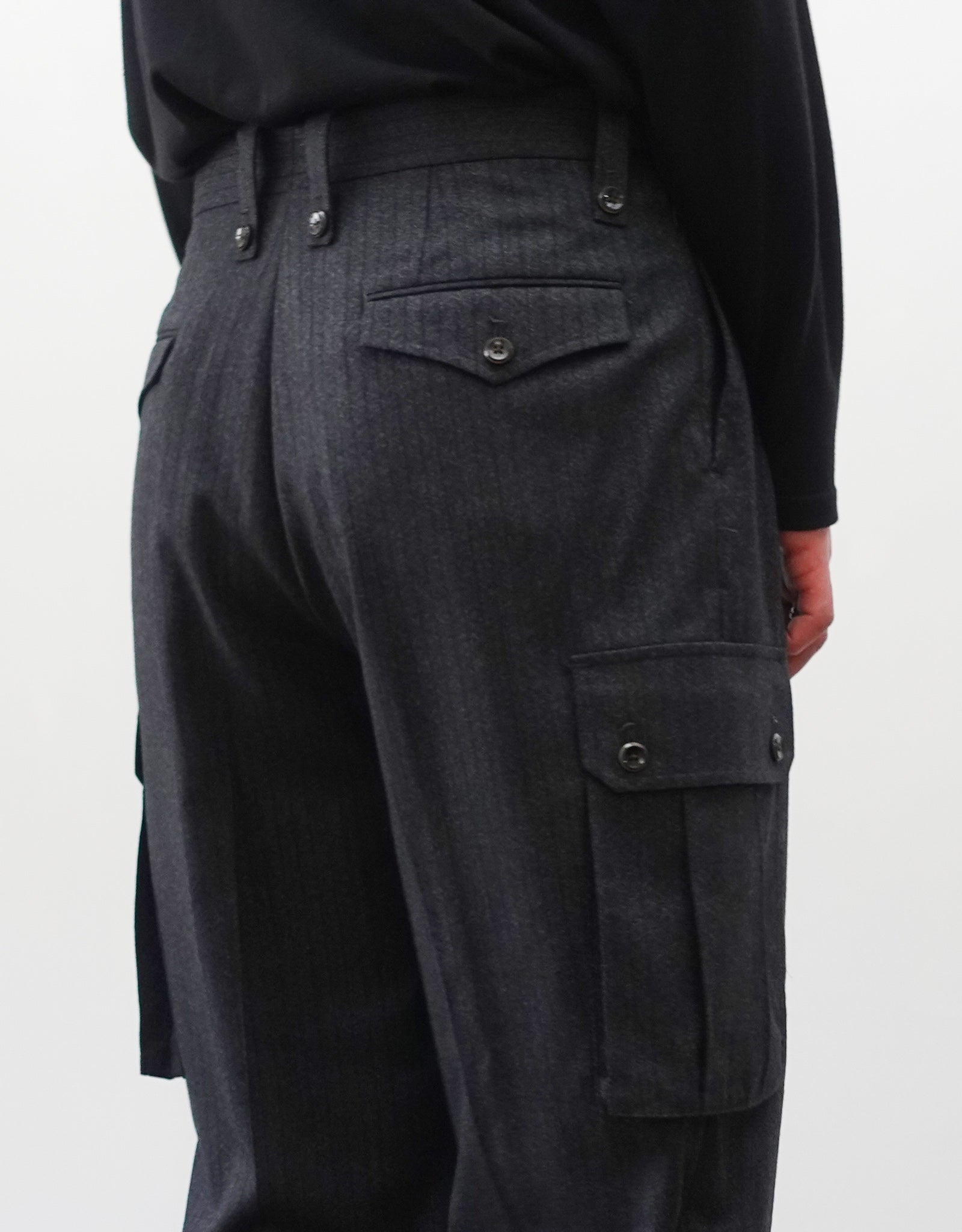 VOUILLON（ヴイヨン）のTwo Tuck Cargo Slacks - chacoal Stripe（2タックカーゴスラックス - チャコールストライプ）。上質な生地で立体的に仕上げることでシルエットの美しさとカーゴポケットの機能性の両立させたカーゴパンツ。モデル着用左斜め前向きヒップのズーム画像。